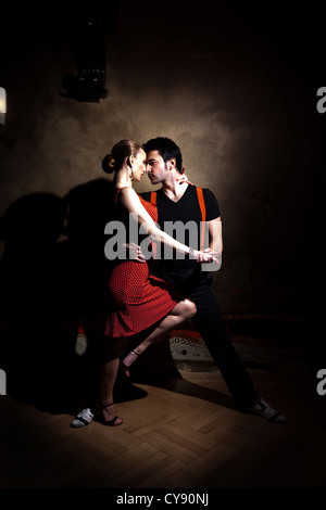 Beaux danseurs effectuant un tango argentin. Veuillez vérifier les images similaires de mon portefeuille. Banque D'Images