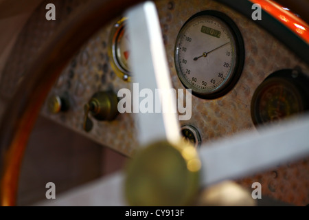 Tableau de bord avec compteur de vintage, sur une vieille voiture Banque D'Images