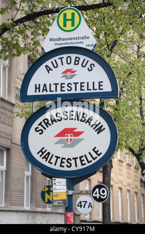 Vue générique d'un Autrichien combiné bus / tram stop à Vienne, Autriche. Banque D'Images