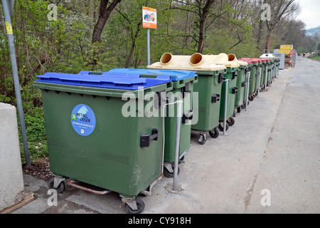 Ligne de conteneurs de recyclage dans la banlieue de Hutteldorf Vienne, Autriche. Banque D'Images