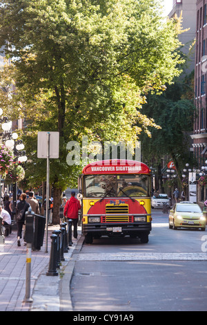 Les touristes et les autobus de tournée, scène de rue animée, Gastown, Vancouver, CA Banque D'Images