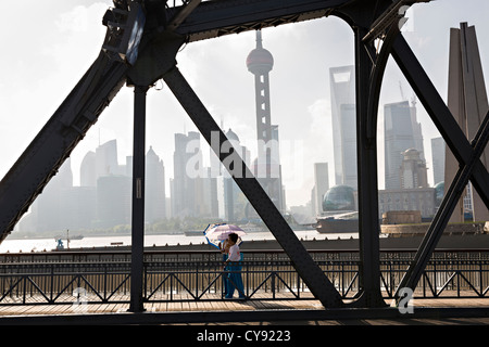 Les gens à pied à travers le pont Waibaidu sur Suzhou River Shanghai, Chine Banque D'Images