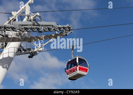 Téléphérique Emirates Air Line à l'approche de la station de North Greenwich Banque D'Images