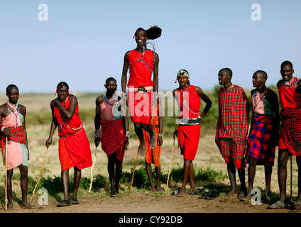 Guerriers Maasai Danse et sautant, Kenya Banque D'Images