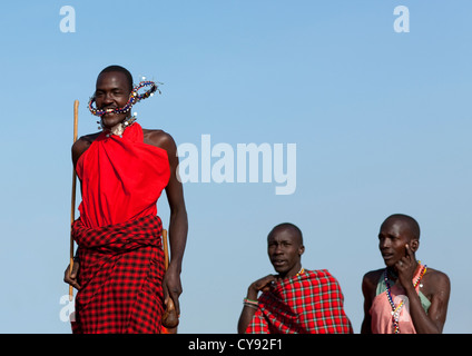 Guerriers Maasai Danse et sautant, Kenya Banque D'Images