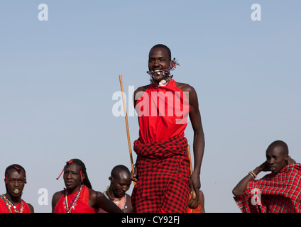 Guerriers Maasai Danse et sautant, Kenya Banque D'Images