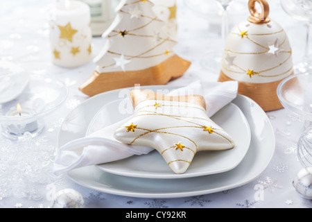 Table de fête pour Noël en blanc et tons dorés Banque D'Images