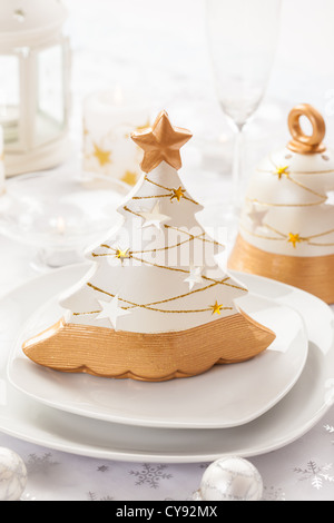 Table de fête pour Noël en blanc et tons dorés Banque D'Images