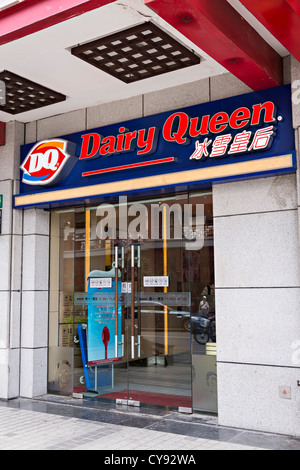 Un signe pour Dairy Queen ice cream shop à Shanghai, Chine Banque D'Images