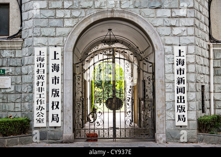 Slogans chinois sur un vieux bâtiment dans la Concession française de Shanghai, Chine Banque D'Images
