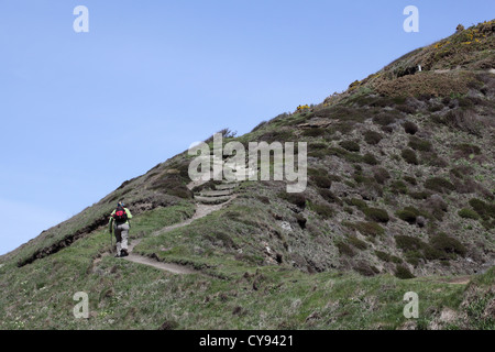 Walker sur le chemin piétonnier sur la côte sud de la Baie de Cardigan Bay près de Ceibwr, Mai 2012 Banque D'Images