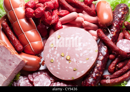 Viande et charcuterie sur des feuilles de laitue. Banque D'Images