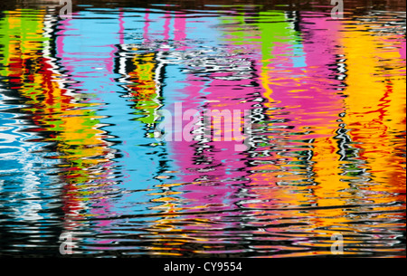 Graffiti coloré abstrait reflet dans l'eau de la rivière Banque D'Images
