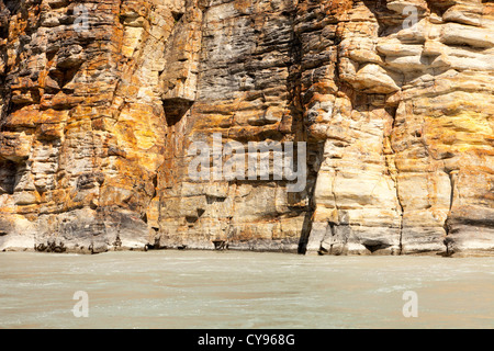 La rivière Athabasca juste en dessous de l'Athabasca Falls dans le parc national Jasper, Rocheuses canadiennes. Banque D'Images