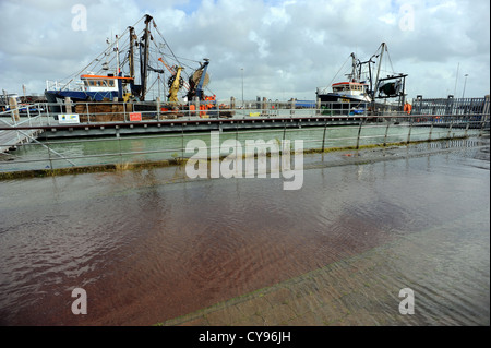 Marée haute à l'encontre de la défense contre les inondations à Newhaven Banque D'Images