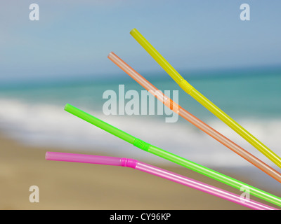 Pailles à boire à l'extérieur de l'ocean beach Banque D'Images