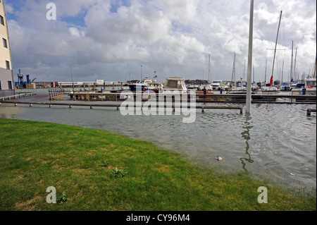 Marée haute à l'encontre de la défense contre les inondations à Newhaven Banque D'Images