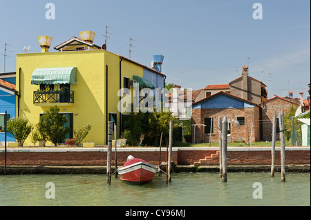Maisons peintes de couleurs vives sur l'île de Burano, Venise, Italie. Banque D'Images