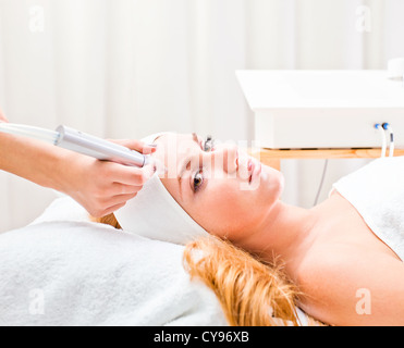 La jeune fille faisant des procédures cosmétiques en clinique spa Banque D'Images