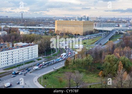 Obukhovskoy Oborony avenue à Saint-Pétersbourg, Russie. Vue d'en haut. Carrefour avec les véhicules du trafic Banque D'Images