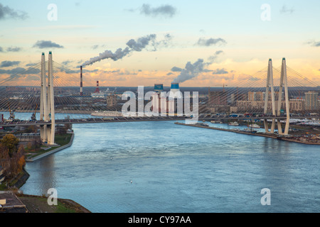 Big guayed Obukhovsky pont à travers la rivière Neva à Saint-Pétersbourg, Russie Banque D'Images