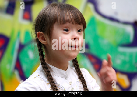 Portrait de belle jeune fille dans le parc Banque D'Images