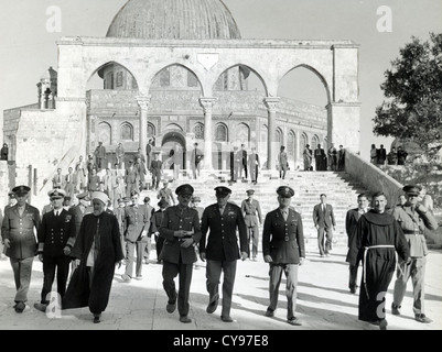 Les dirigeants alliés à Jérusalem 1943 sur chemin du retour de Conférence de Téhéran, ici quitter le Dôme du Rocher. Gale Lewis Photo Banque D'Images