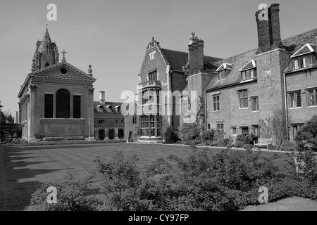 Vue d'été d'une cour à Pembroke College ville universitaire de Cambridge, Cambridgeshire, Angleterre, RU Banque D'Images
