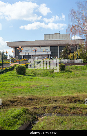 La construction du Théâtre Dramatique académique d'état de Lipetsk nommé d'après ln Tolstoï à Lipetsk, Russie Banque D'Images