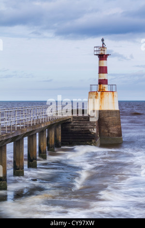 L'Harbour Light à l'entrée du port de flâner sur la côte de Northumbrie, Northumberland, England Banque D'Images