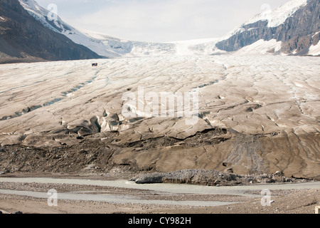 Chenaux sur le glacier Athabasca qui s'estompe très rapidement et a perdu plus de 60  % de sa masse de glace Banque D'Images