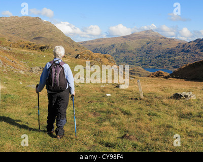 Randonneur Active senior woman looking at view à Moel Siabod à Nant Gwynant de Hafod Y Llançà sentier dans le Nord du Pays de Galles Snowdonia UK Banque D'Images