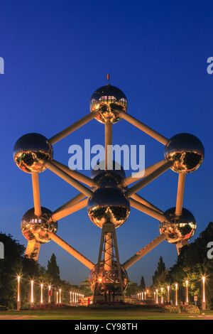 L'Atomium à Bruxelles, construire pour l'exposition universelle de 1958 à la lumière rougeoyante après le coucher du soleil. Banque D'Images