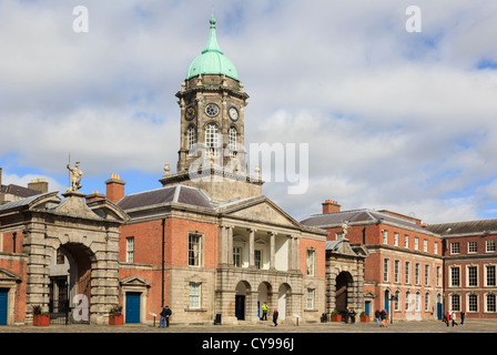 Courage à côté de la porte de la tour du 18ème siècle au château de Dublin de Bedford la grande cour avec les touristes à Dublin, Irlande, Eire Banque D'Images