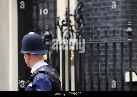 En dehors de la police numéro 10 Downing Street, London, UK Banque D'Images