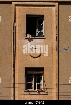 Windows d'un vieux bâtiment italien à Asmara Érythrée , Banque D'Images