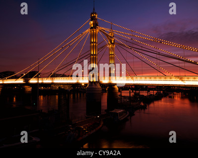 Albert Bridge éclairés la nuit vu de Chelsea Embankment Londres Angleterre. Banque D'Images