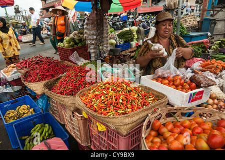 Femme vendant des piments et des légumes, au marché Pasar Badung à Denpasar, Bali, Indonésie Banque D'Images