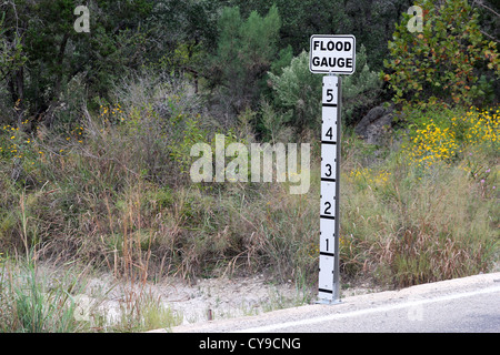 Jauge d'inondation sur Texas Road Banque D'Images