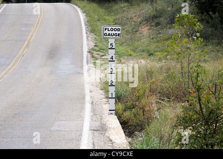 Jauge d'inondation sur Texas Road Banque D'Images