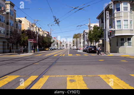 Vue vers le bas la rue de l'Église à l'intersection avec la 16e Rue dans le Mission District de San Francisco aux Etats-Unis Banque D'Images