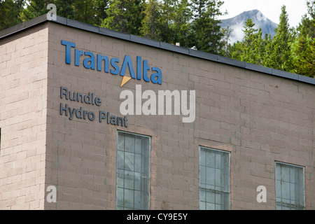 Rundle hydro power plant au-dessus de Canmore dans les Rocheuses canadiennes. Banque D'Images