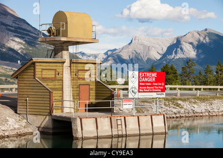 L'apport de la centrale hydroélectrique de Rundle au-dessus de Canmore dans les Rocheuses canadiennes. Banque D'Images