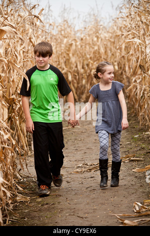 Garçon et fille en labyrinthe de maïs dans la vallée de la Mohawk, l'état de New York Banque D'Images