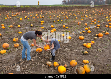 Mère et fille ramasser des citrouilles, l'autocueillette farm dans le nord de New York, Mohawk Valley Banque D'Images