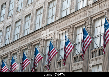 Des drapeaux américains sur grand magasin Saks Fifth Avenue à Manhattan, New York City, USA. Banque D'Images