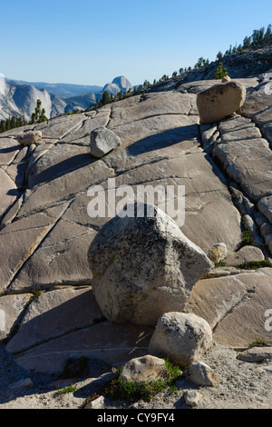 Lac du bassin de la mono pour Yosemite, la Route 120 - Olmstead Point. Lapiez avec demi dôme au-delà. Blocs erratiques. Banque D'Images