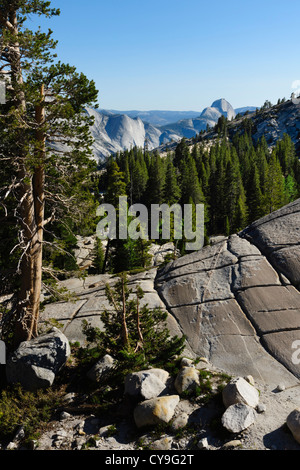 Lac du bassin de la mono pour Yosemite, la Route 120 - Olmstead Point. Lapiez avec demi dôme au-delà. Banque D'Images