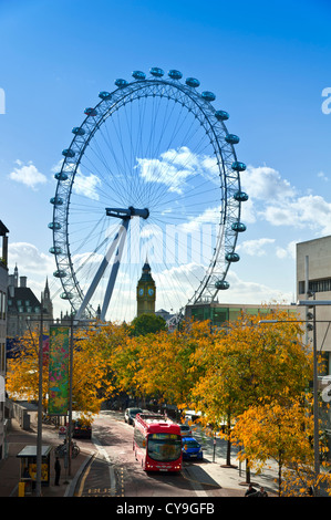 Le London Eye et Big Ben sur SouthBank, avec de nouveaux bus fonctionnant à l'hydrogène Londres rouge en premier plan et couleur d'automne London UK Banque D'Images