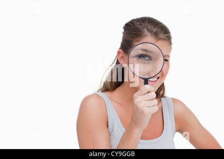 Femme à travers une loupe Banque D'Images